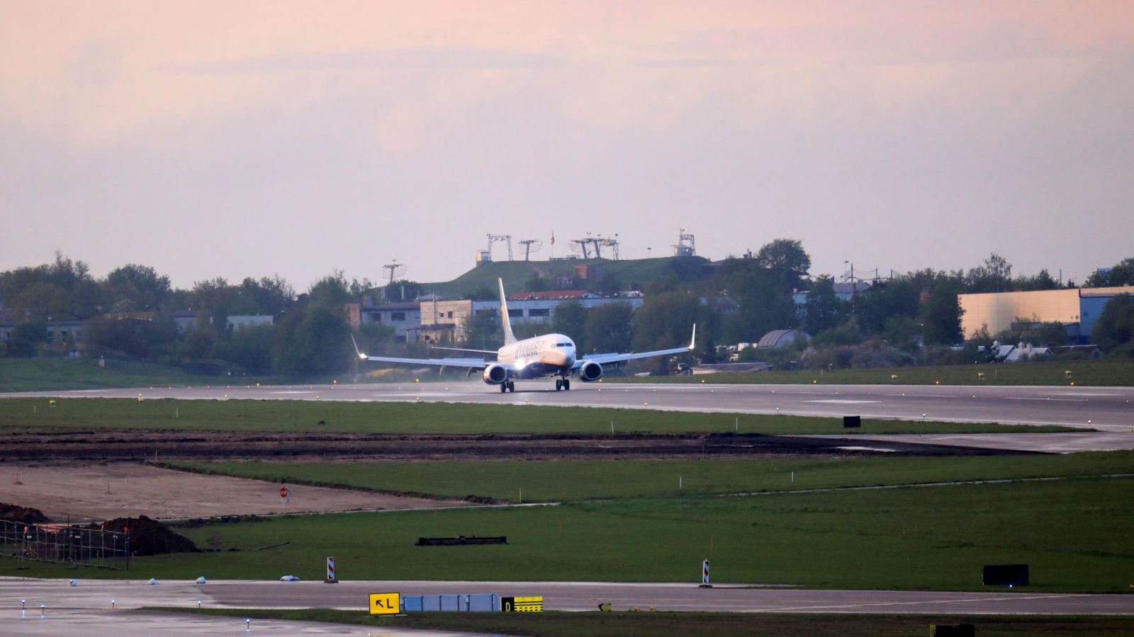 Lituania cierra el espacio aéreo del aeropuerto de Vilna por la presencia de un posible dron