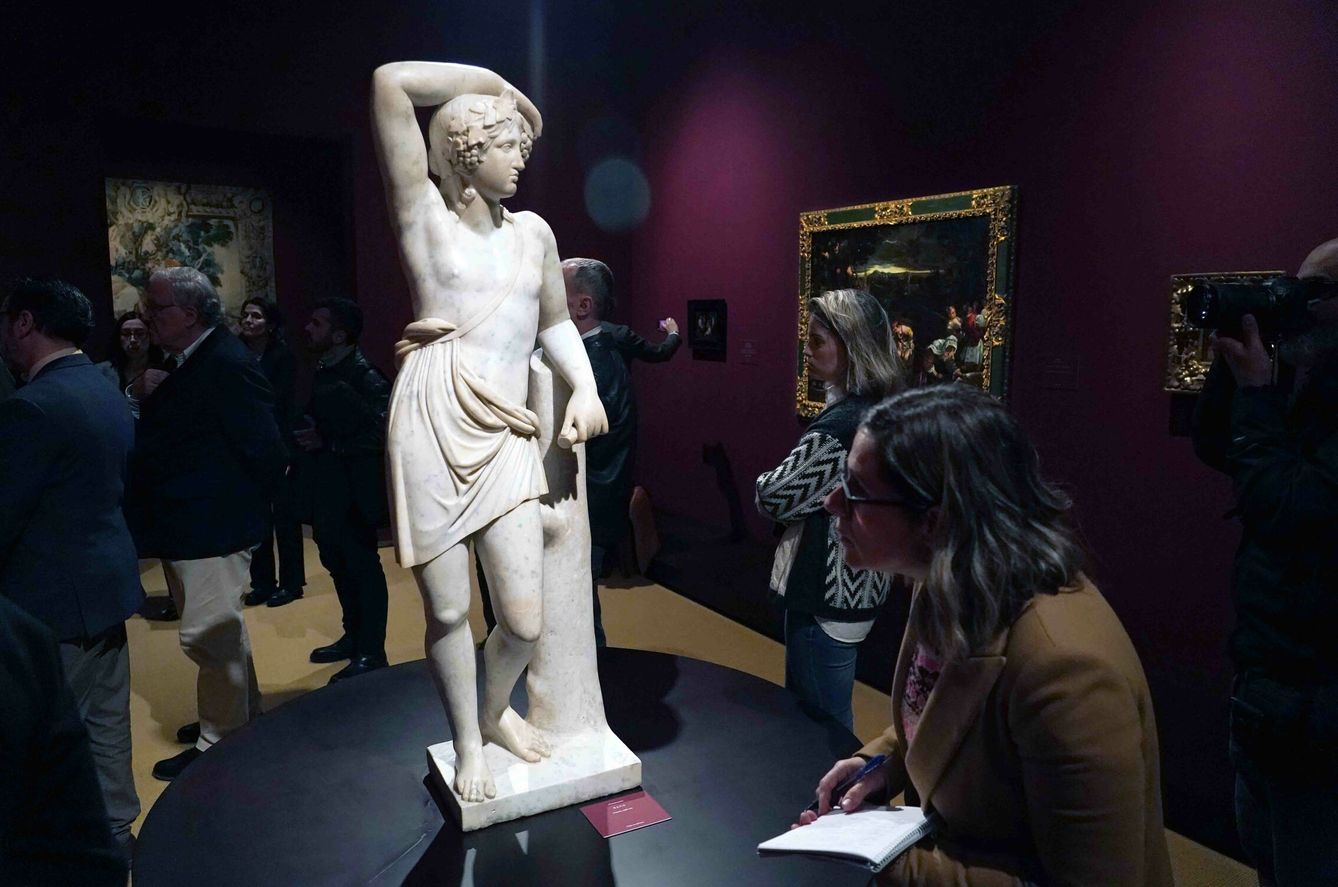 Varias personas visitan la nueva exposición 'Vino. Arte y símbolo' en el Centro Cultural Fundación Unicaja de Málaga. (Álex Zea/Europa Press)