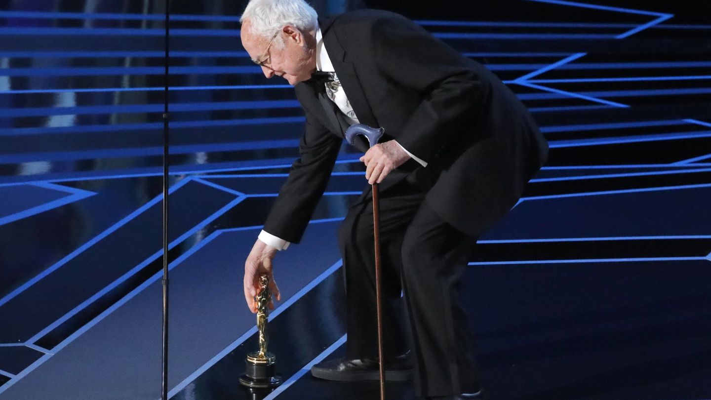 El veterano James Ivory recoge el Oscar al Mejor guion adaptado por 'Call Me by Your Name'. (Reuters)