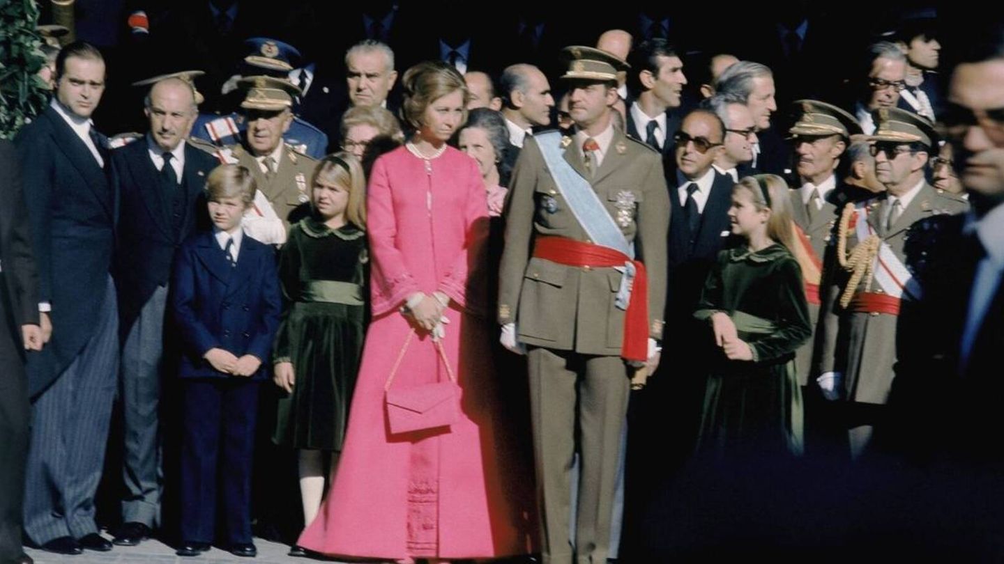 La familia real, en la proclamación de Juan Carlos I como rey de España el 22 de noviembre de 1975. (EFE)