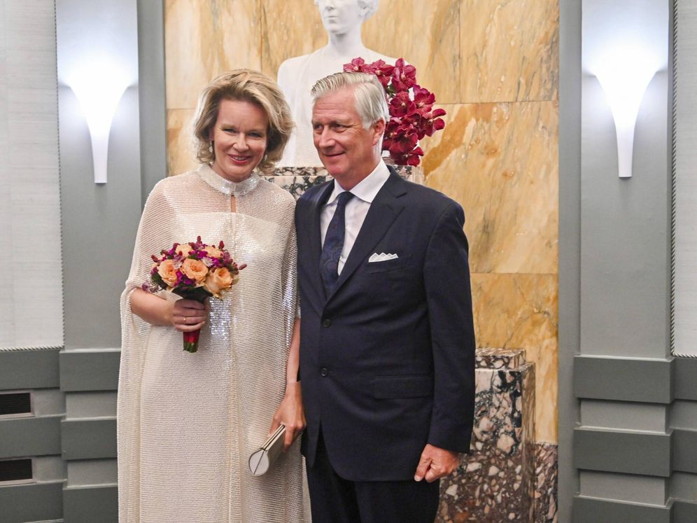 La reina Matilde de Bélgica luce un delicado vestido de gala blanco con ...