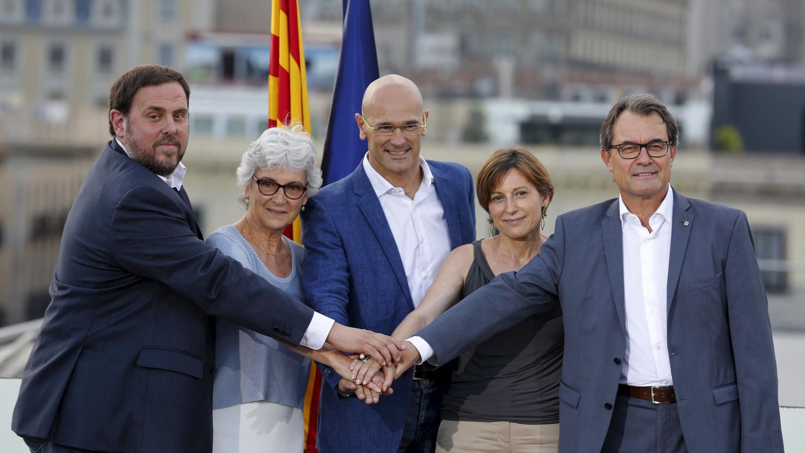 Foto: Carme Forcadell, la segunda por la izquierda, junto a Junqueras, Muriel Casals, Raül Romeva y Artur Mas. (Reuters)