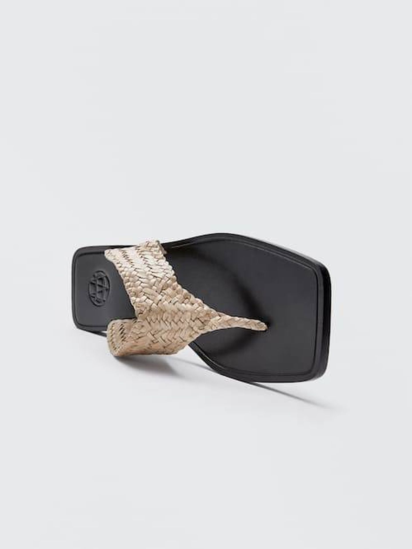 Las sandalias de dedo de Massimo Dutti. (Cortesía)