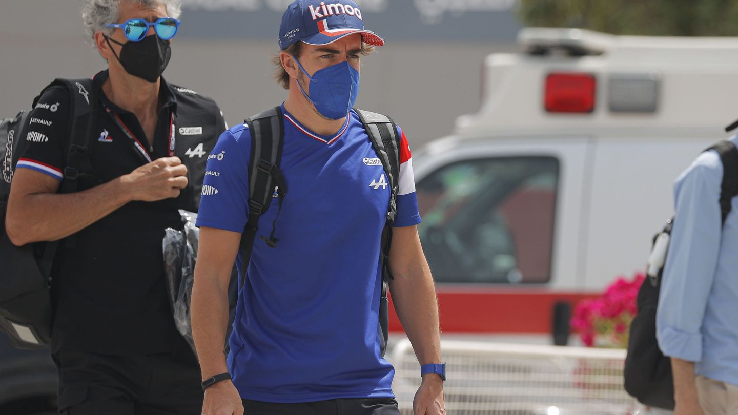 Alonso, junto a su fisio, Edoardo, llegando al circuito de Shakir para el primer gran premio de su retorno a la Fórmula 1, con 39 años