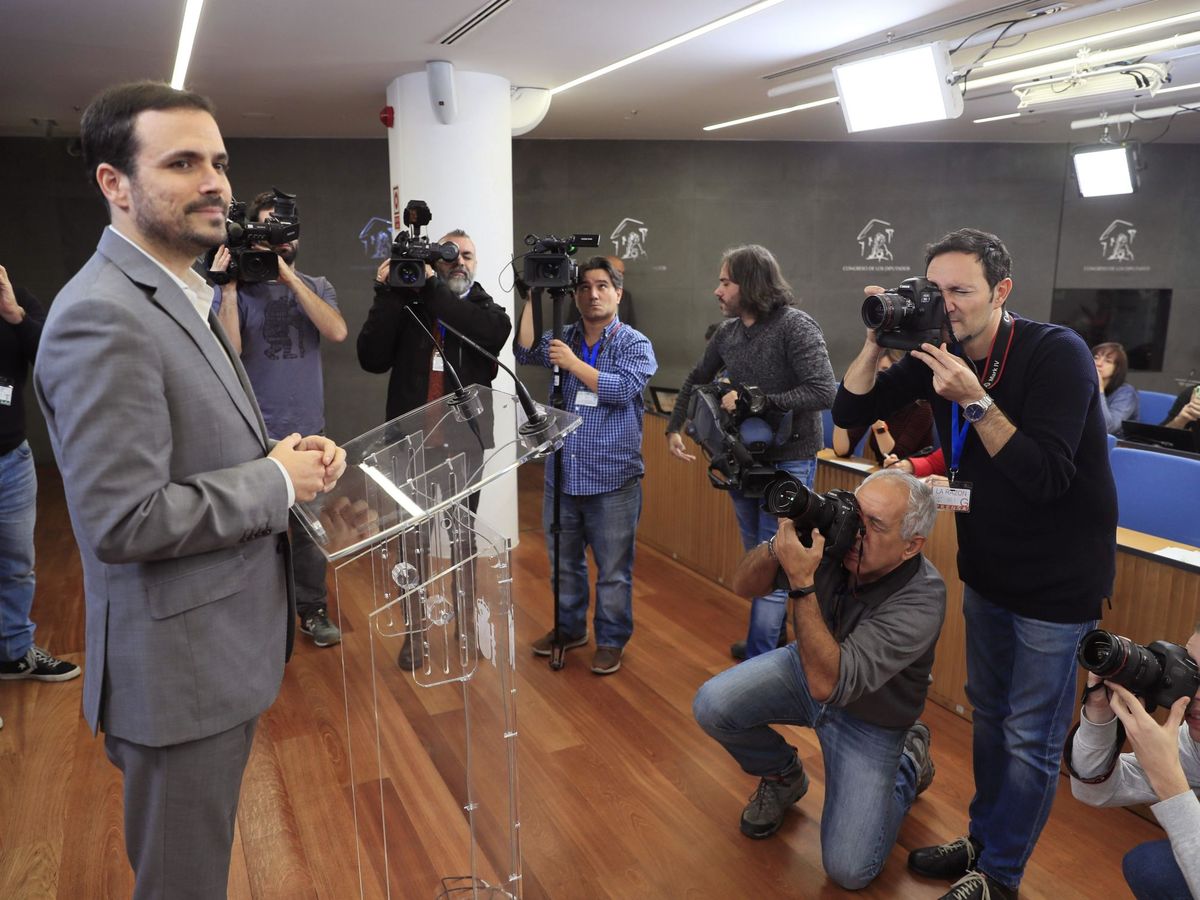 Foto: El líder de IU, Alberto Garzón, comparece en el Congreso tras su encuentro con el Rey en la ronda de consultas. (EFE)
