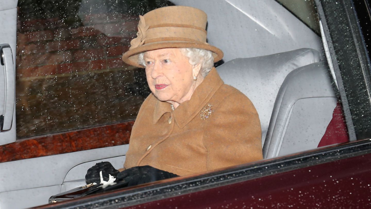 La reina Isabel, asistiendo a misa en Sandringham. (Reuters)