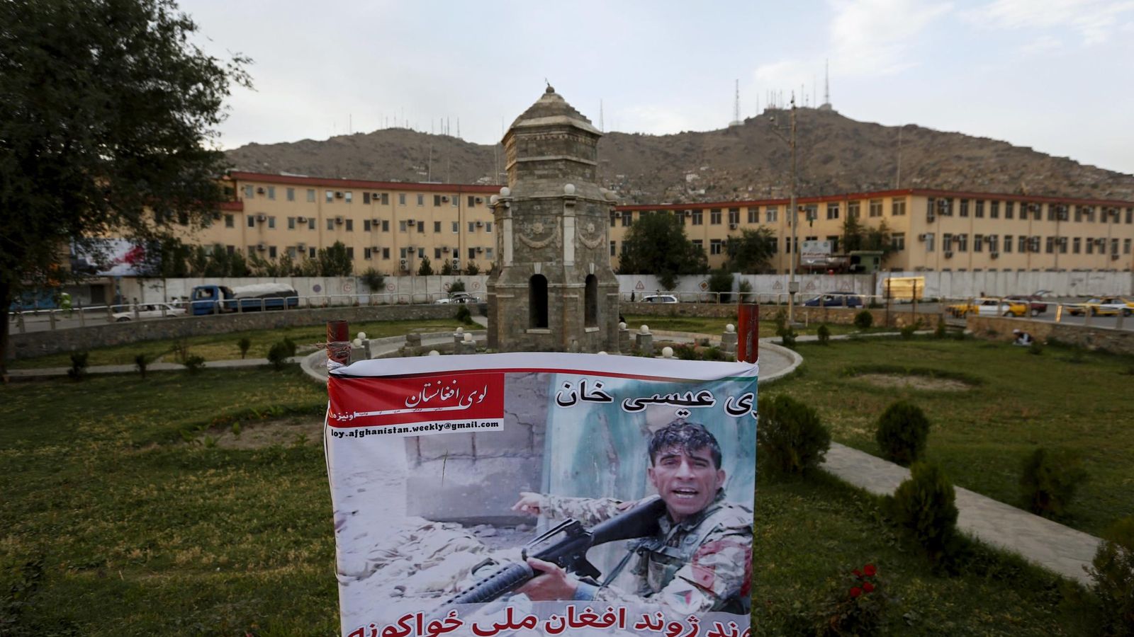 Foto: Essa Khan se convirtió en todo un mito en Afganistán, donde podía verse su cara por todos sitios (Reuters)