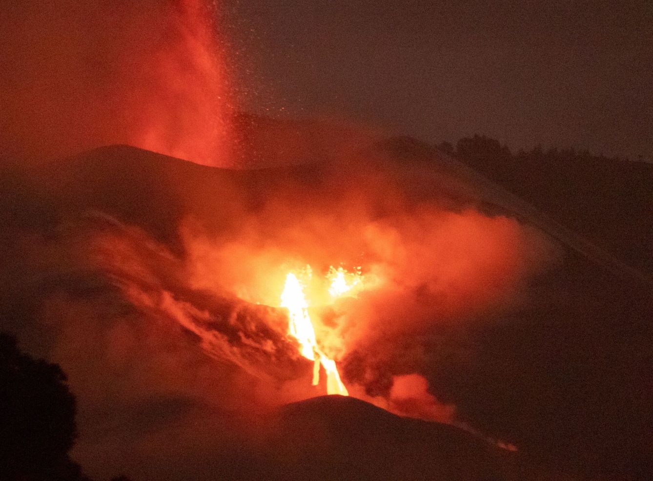 Colada de lava de madrugada en el volcán de La Palma. (EFE/Miguel Calero)