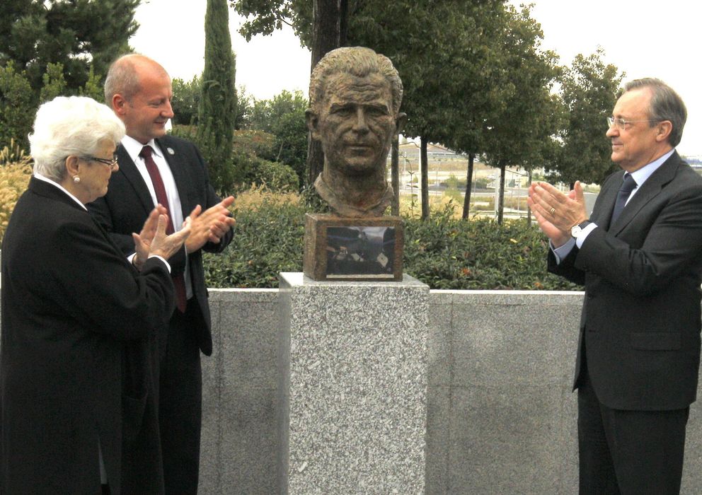 Foto: Florentino junto a la viuda de Puskas en la inauguración del busto (Efe).