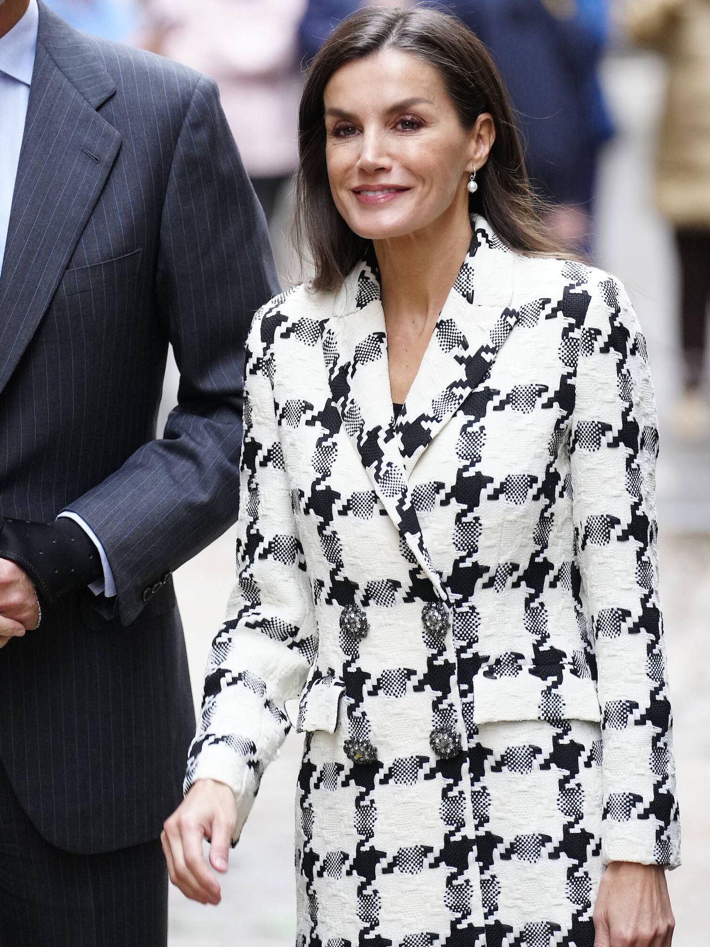 Detalle de la chaqueta de Uterqüe de la reina Letizia. (LP)
