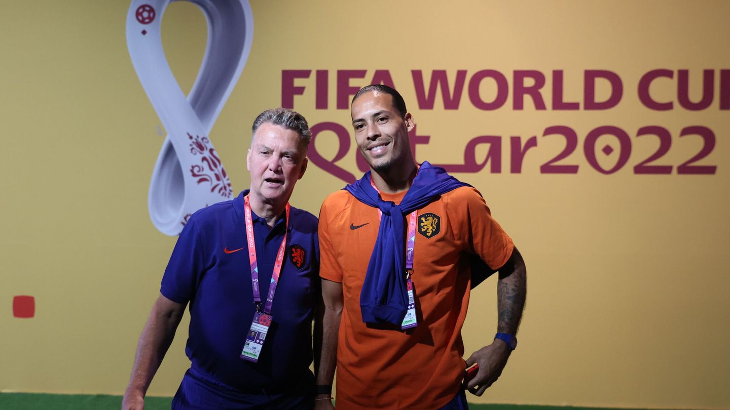 Louis Van Gaal y Virgil Van Dijk antes del inicio del Mundial de Qatar 2022
