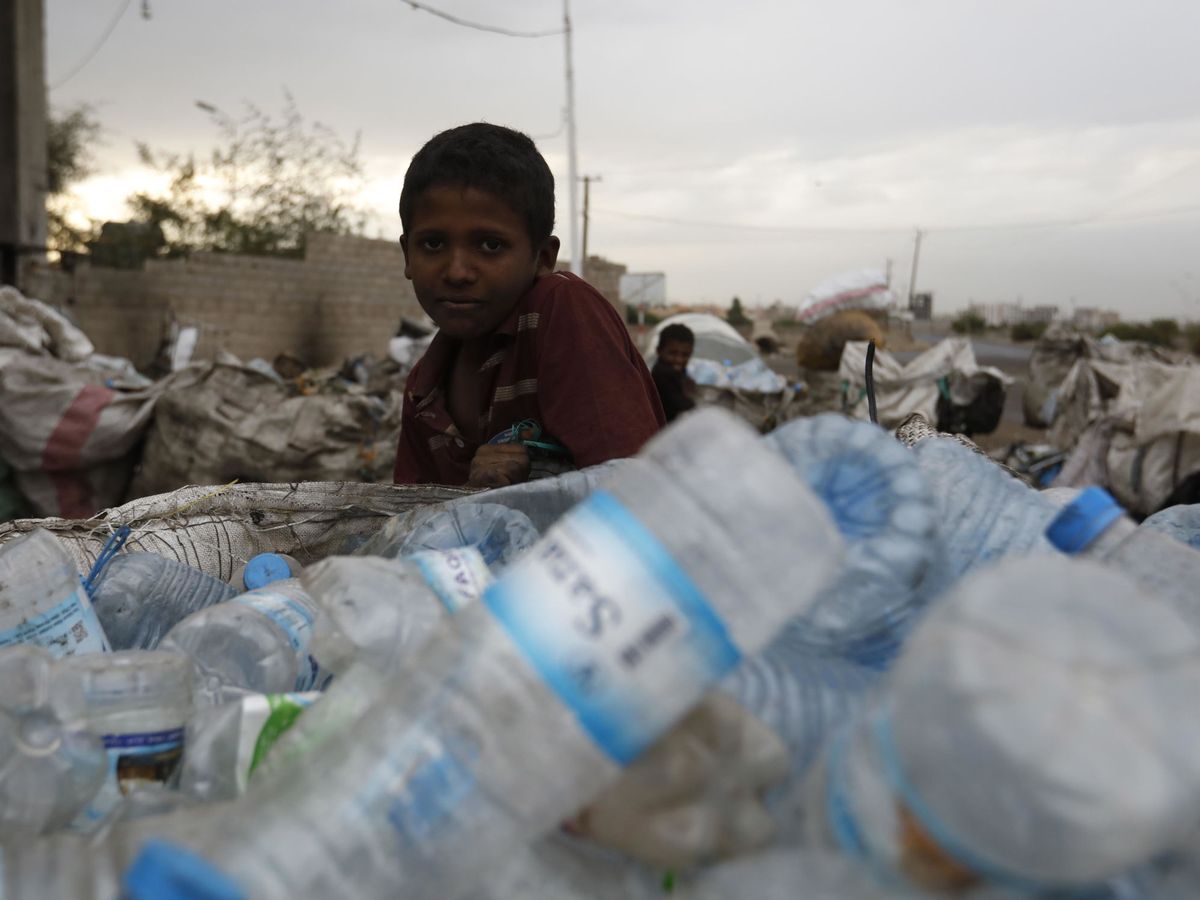 Foto: Un niño yemení recolecta plástico en Saná. (EFE/Yahya Arhab)