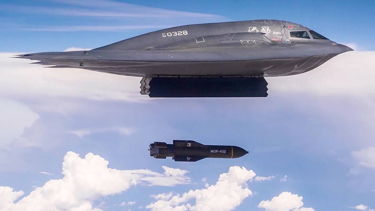 EEUU lanza su primer 'misil invisible' desde su 'bombardero invisible' B-2