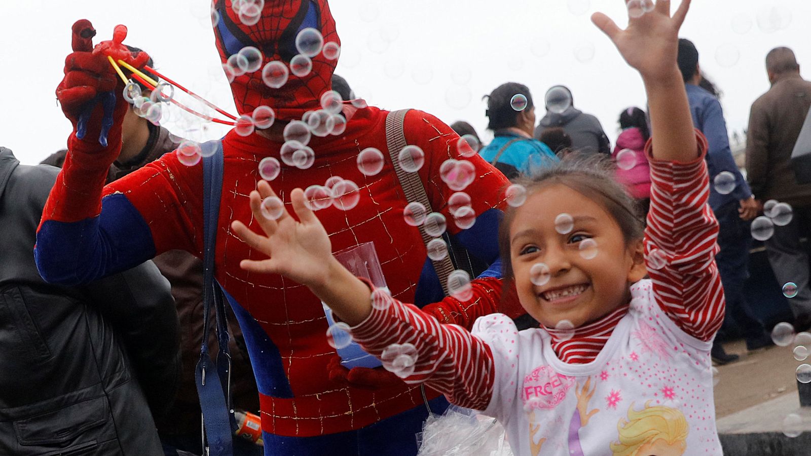 Foto: Una niña juega con las burbujas. (Reuters)