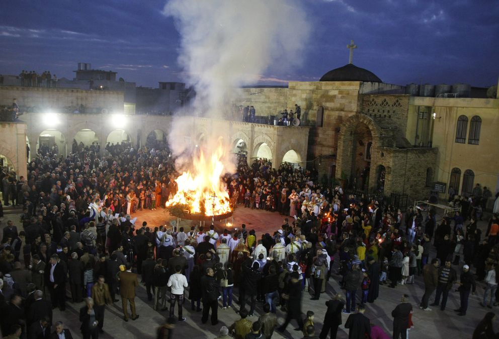 Cristianos iraquíes se reúnen junto a las hogueras para celebrar la Navidad en Hamdaniya, cerca de Mosul (Reuters).