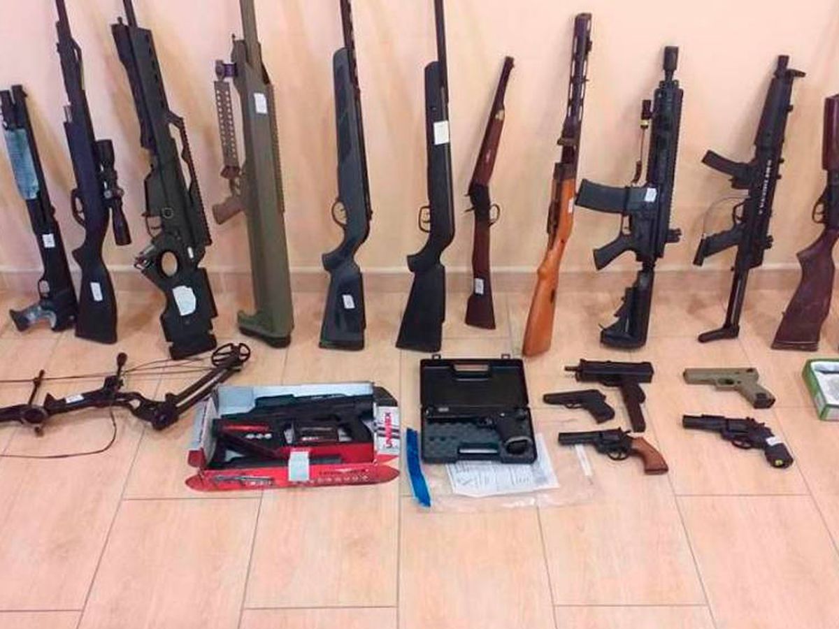 Foto: En el arsenal encontrado en la vivienda del hombre había más de veinte armas de fuego (Foto: Guardia Civil)
