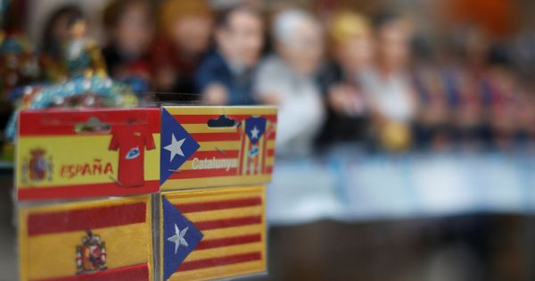 Foto: Parches con la bandera de España y la estelada en una tienda de Barcelona. (Reuters)