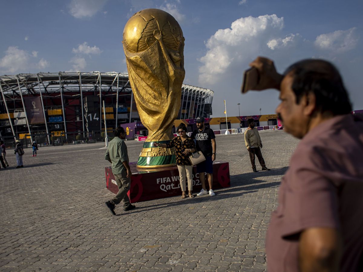 Foto: Una estatua réplica del trofeo del Mundial 2022 en Qatar (EFE/Martin Divisek)
