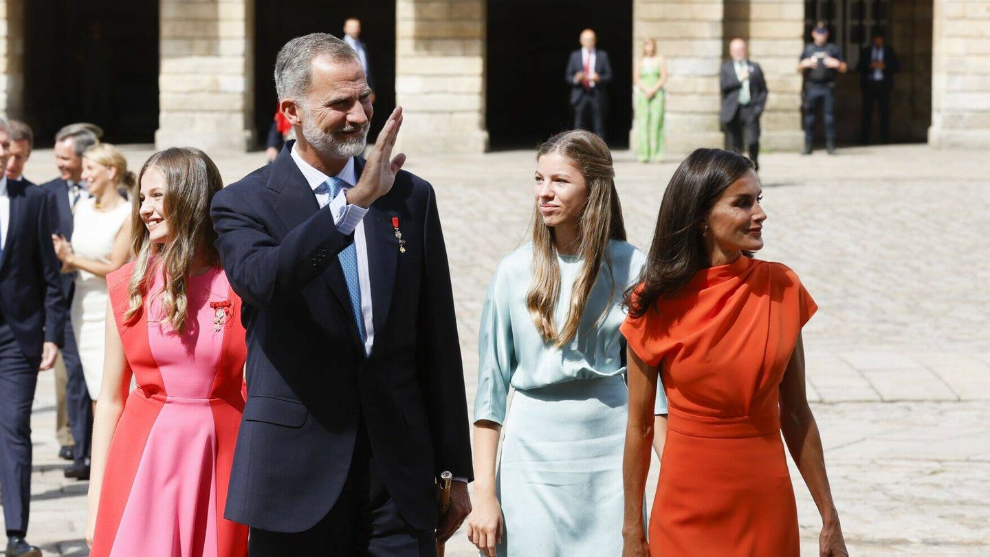 Los Reyes y sus hijas, a su llegada a la Plaza del Obradoiro. (EFE)