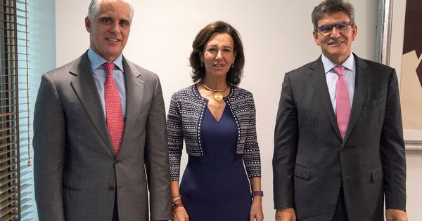 Foto: De izquierda a derecha, el banquero italiano Andrea Orcel; la presidenta de Santander, Ana Botín; y el CEO del banco, José Antonio Álvarez. (EFE)