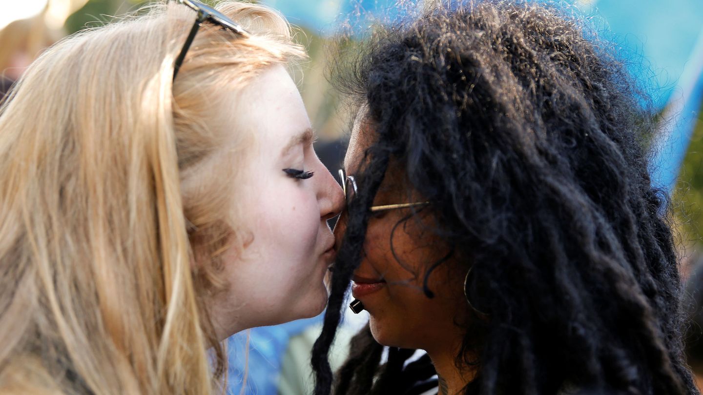 Dos participantes del desfile del Orgullo Gay el año pasado en Madrid. (Reuters)