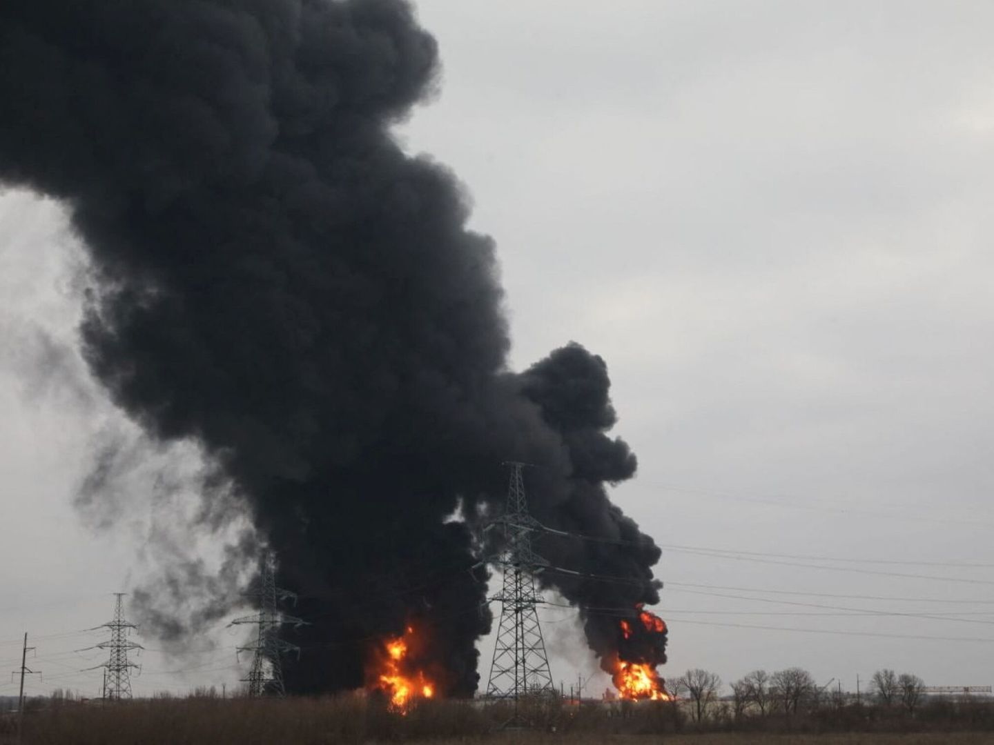Incendio en un depósito de gasolina en Bélgorod, Rusia, el pasado día 1. (Reuters/ Pavel Kolyadin)