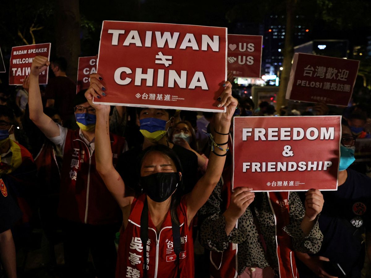 Foto: Manifestantes sostienen que "Taiwán no es igual a China" durante la visita de Nancy Pelosi a la isla (REUTERS/Wang)
