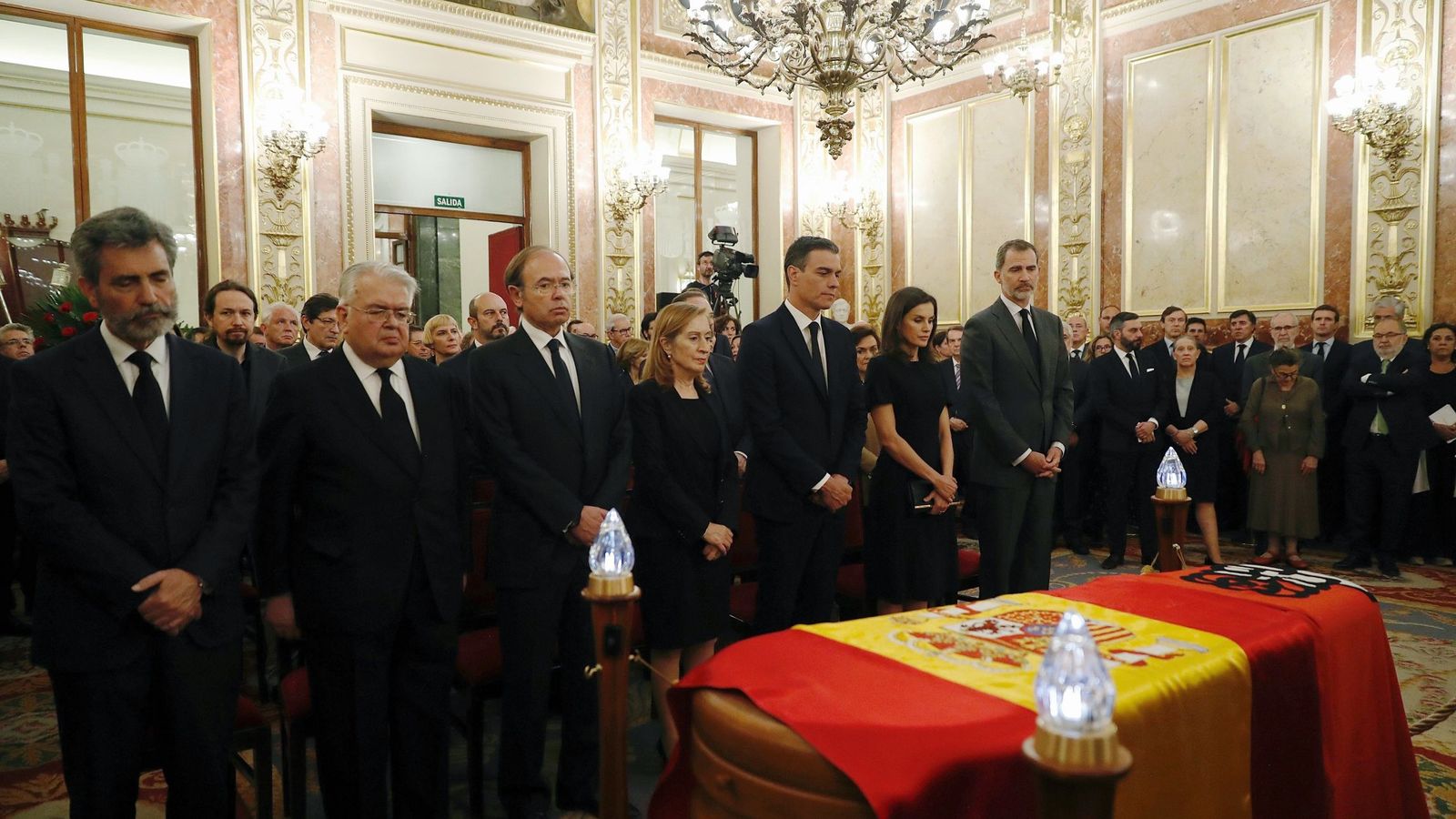 Foto: Los Reyes, junto al presidente del Gobierno en funciones, Pedro Sánchez, entre otros. (EFE)