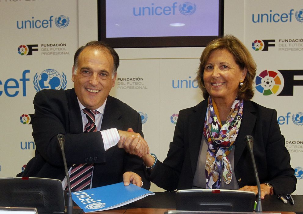 Foto: Javier Tebas y Consuelo Crespo durante el acuerdo.