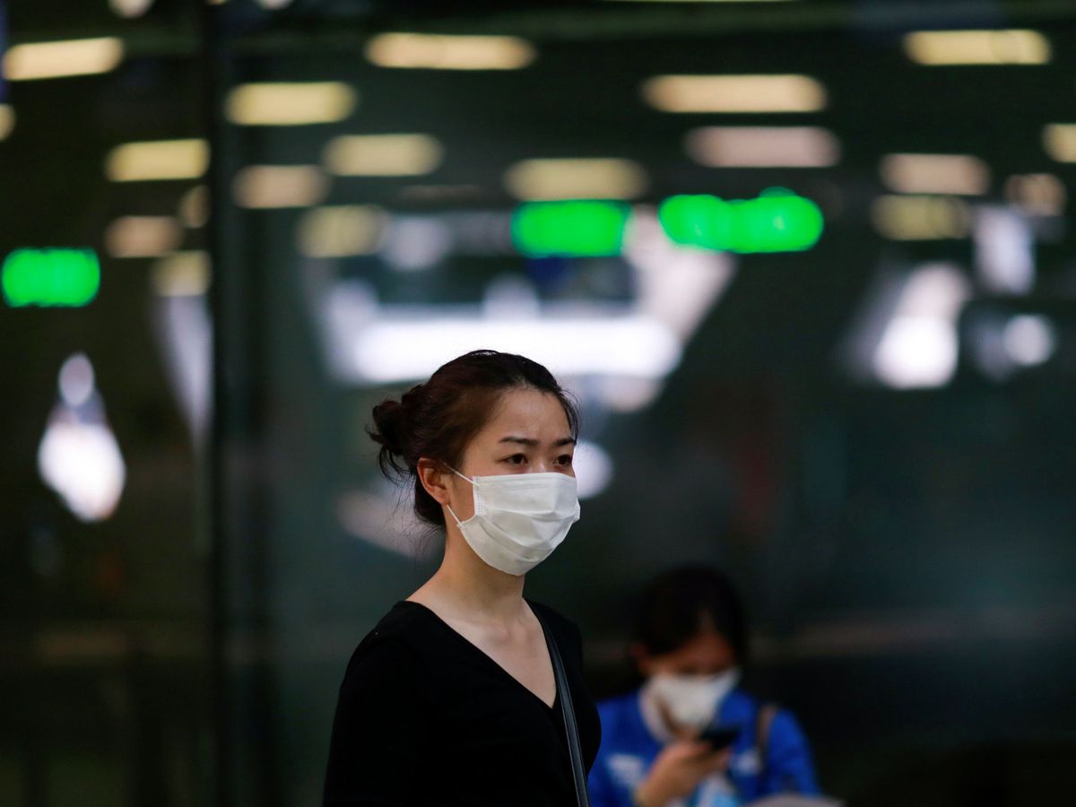 Foto: Una turista con una mascarilla protectora en el aeropuerto de Bangkok, Tailandia (REUTERS)