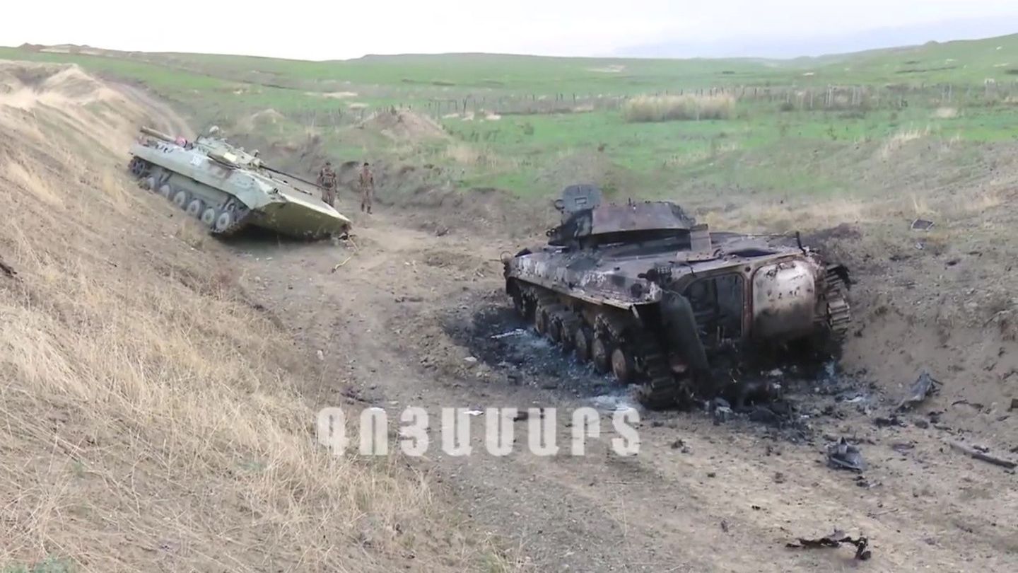 Captura de un vídeo publicado por el autodenominado Ejército de Defensa de Nagorno Karabaj (NKR), sobre los enfrentamientos en la zona (EFE)