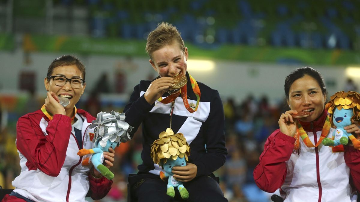 "Es una obsesión para los fotógrafos": por qué los atletas olímpicos muerden las medallas 