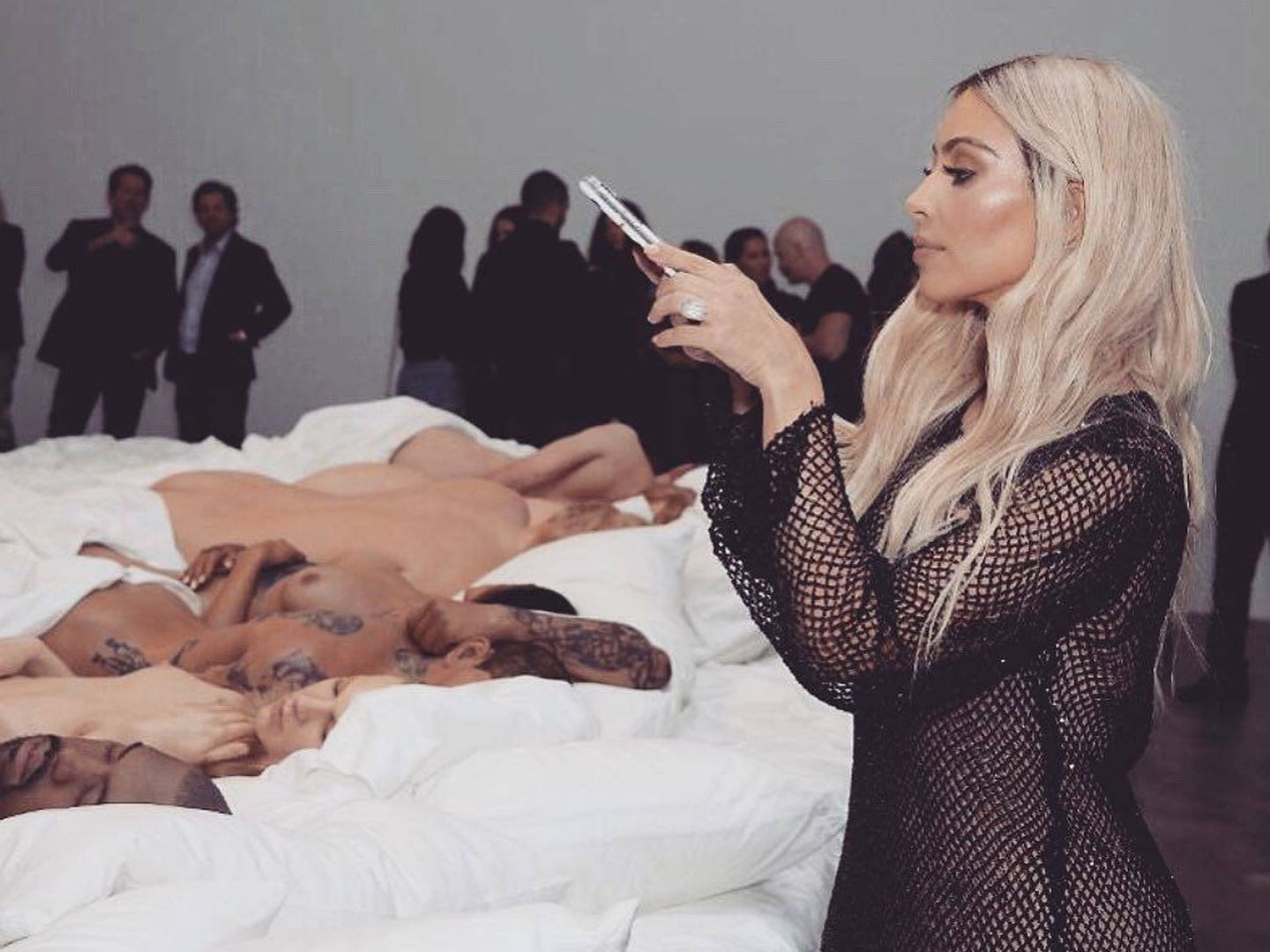 Kim saca fotos de las esculturas que Kanye usó para el videoclip de 'Famous'.