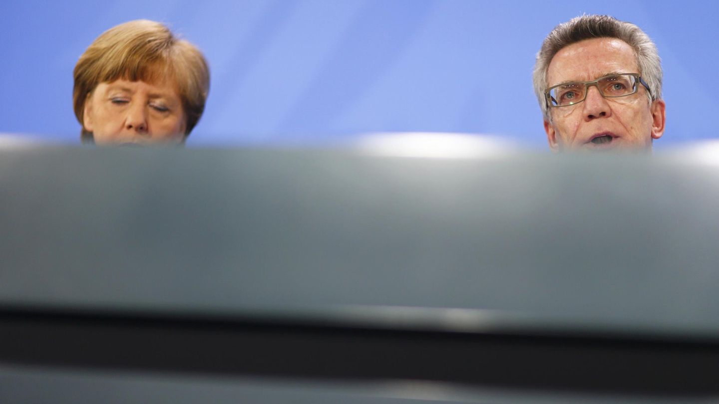 Merkel junto al ministro del Interior en rueda de prensa tras una reunión en la Cancillería (Reuters).