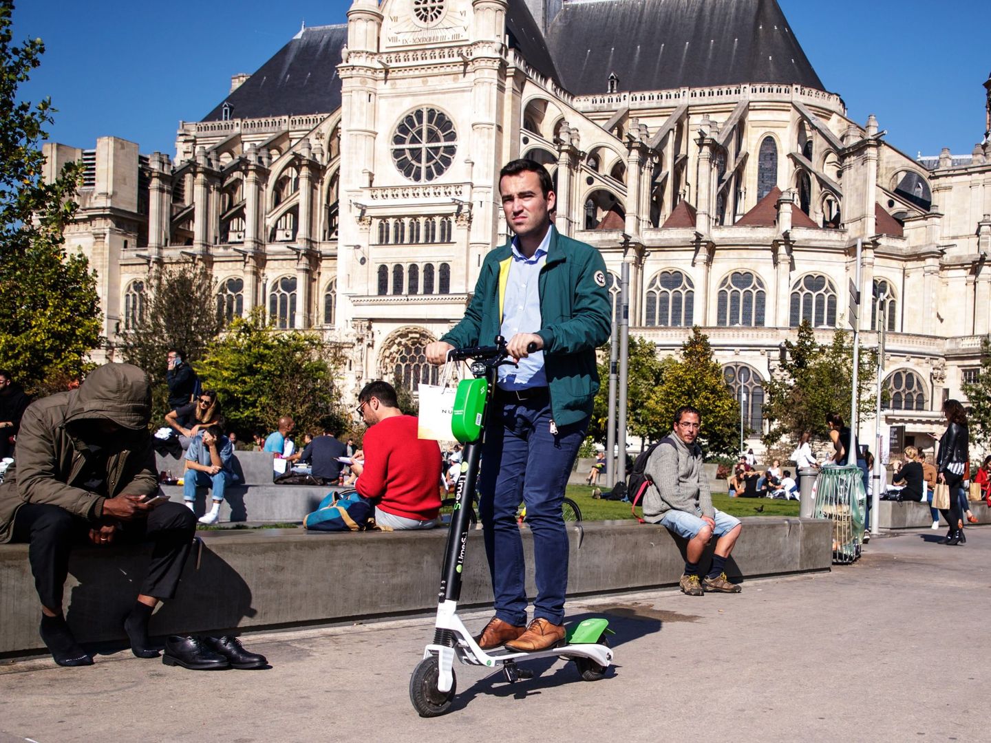 París prohibió ya los patinetes eléctricos gestionados por empresas privadas. (EFE Christophe Petit Tesson)