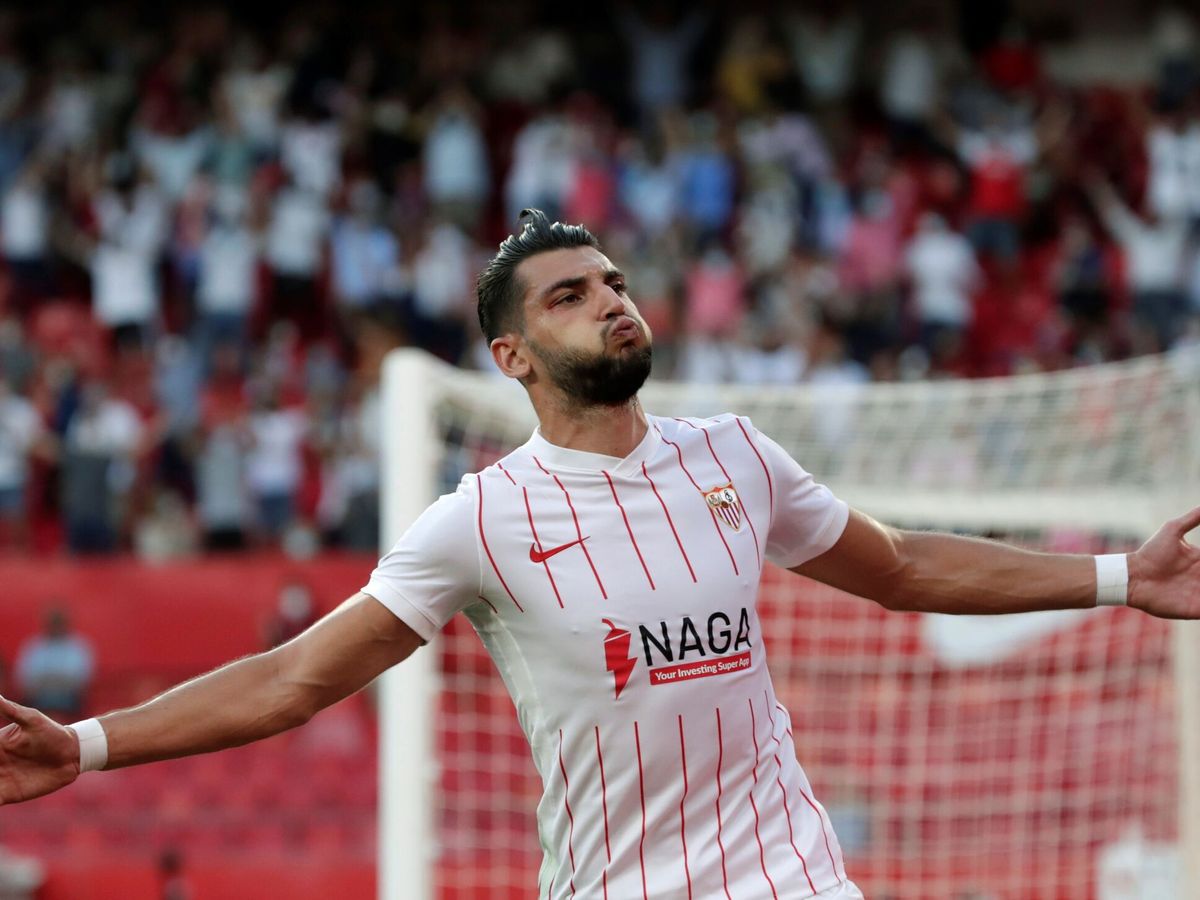 Foto: Rafa Mir celebra un gol con el Sevilla en el Sánchez-Pizjuán. (Efe)