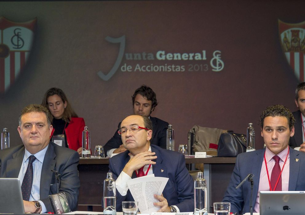 Foto: Pepe Castro, en el centro, durante la asamblea del Sevilla (EFE)