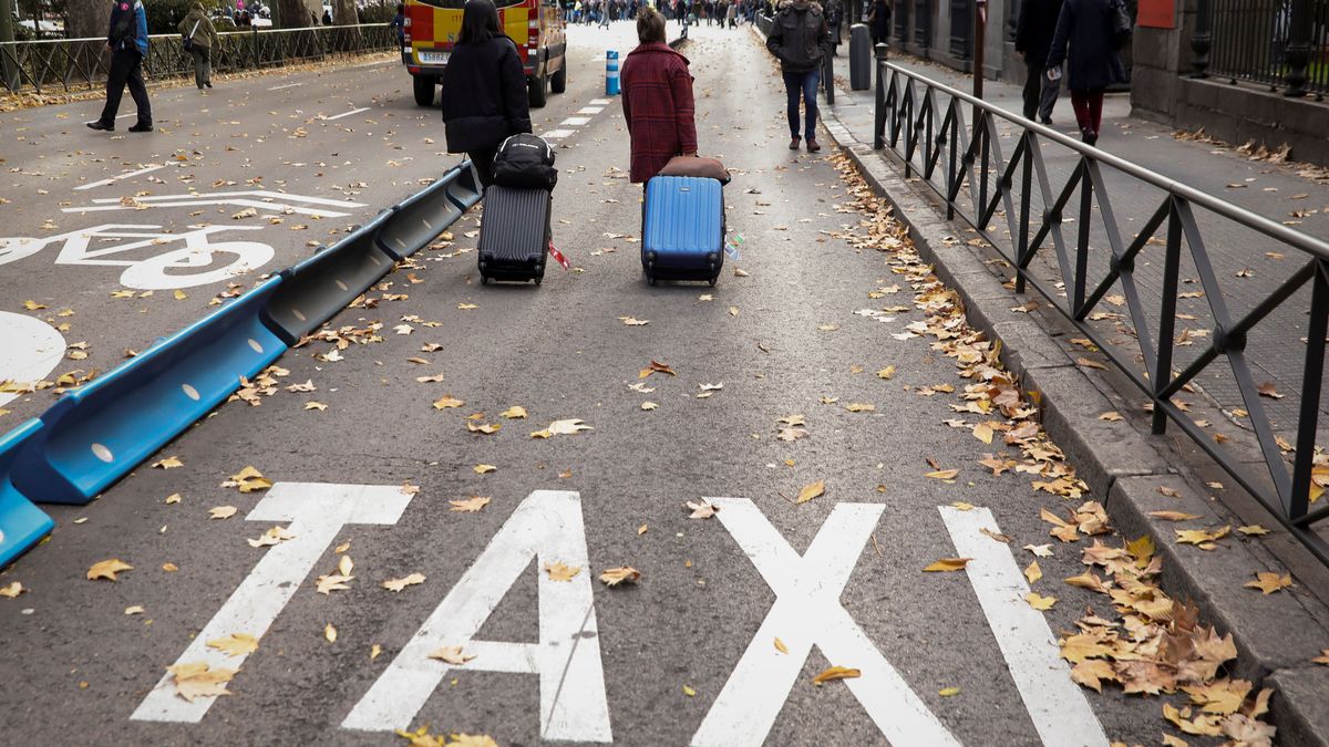 Tranquilidad y solo servicios mínimos en la huelga de taxis en Madrid