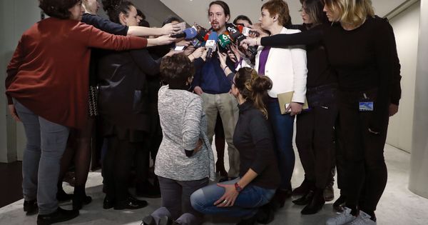 Foto: El líder de Podemos, Pablo Iglesias, responde a las preguntas de los periodistas en los pasillos de Congreso de los Diputados. (EFE)