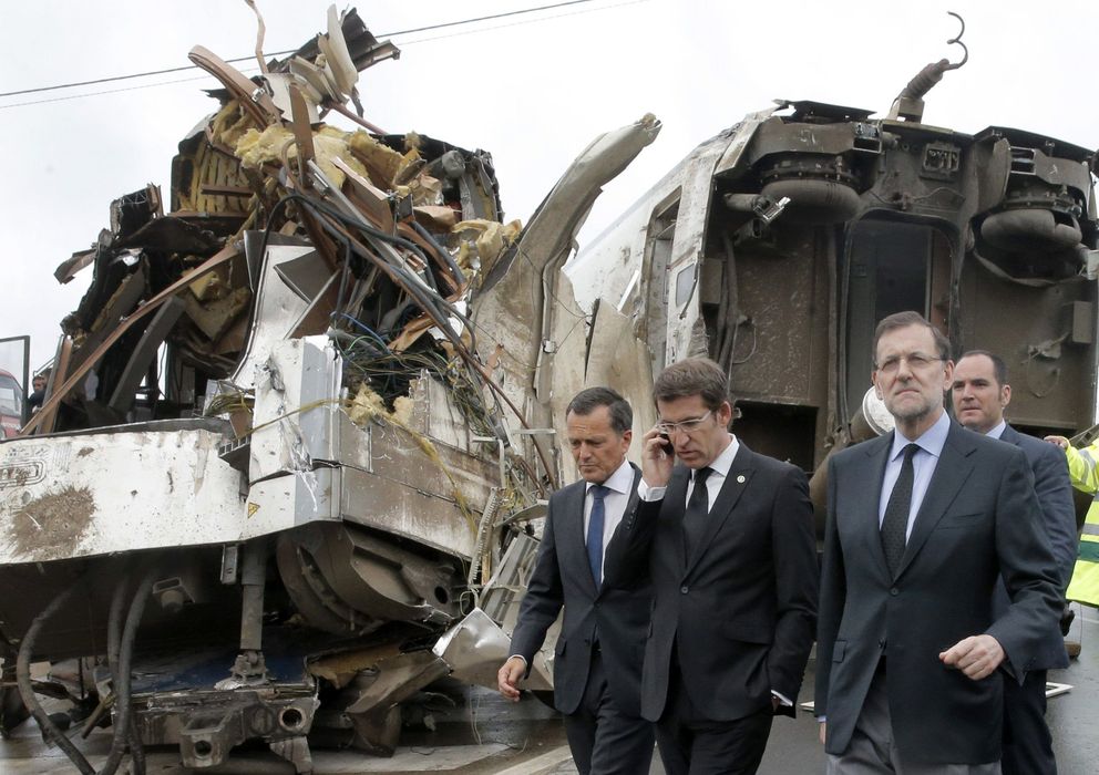 Foto: Mariano Rajoy y Alberto Núñez Feijóo visitaron el lugar del accidente. (EFE)