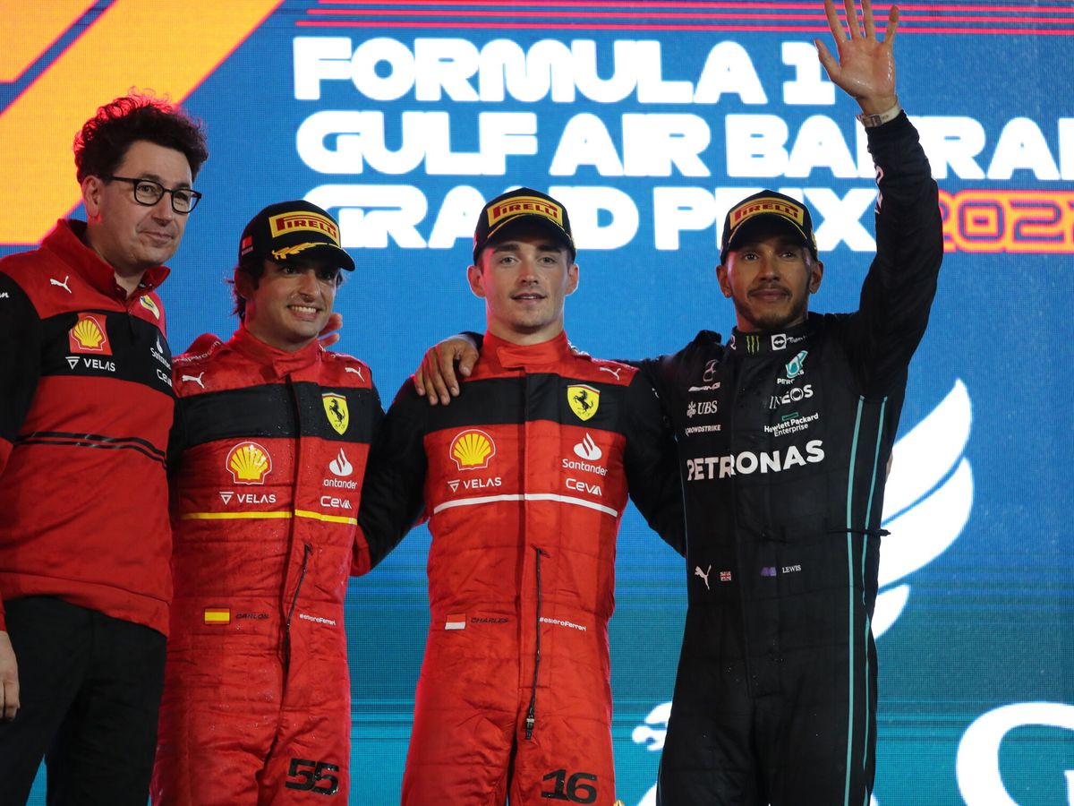 Foto: Binotto, Sainz y Leclerc, en el podio de Baréin. (EFE/EPA/Ali Haider)