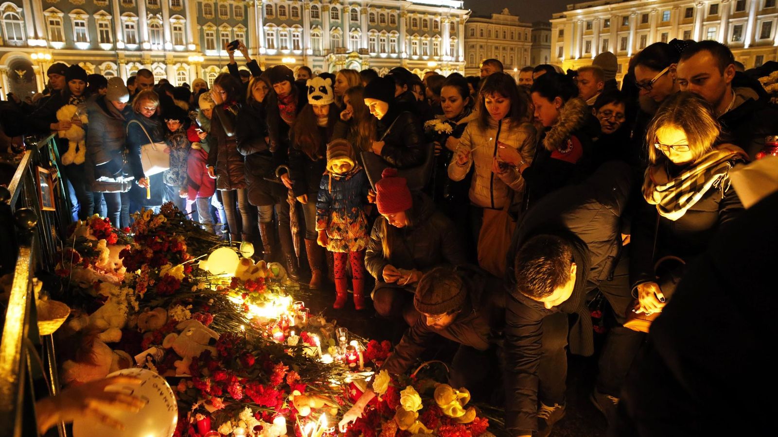 Foto: Rusos depositan flores en un homenaje en San Petersburgo a las víctimas del Airbus siniestrado en Egipto (Reuters).