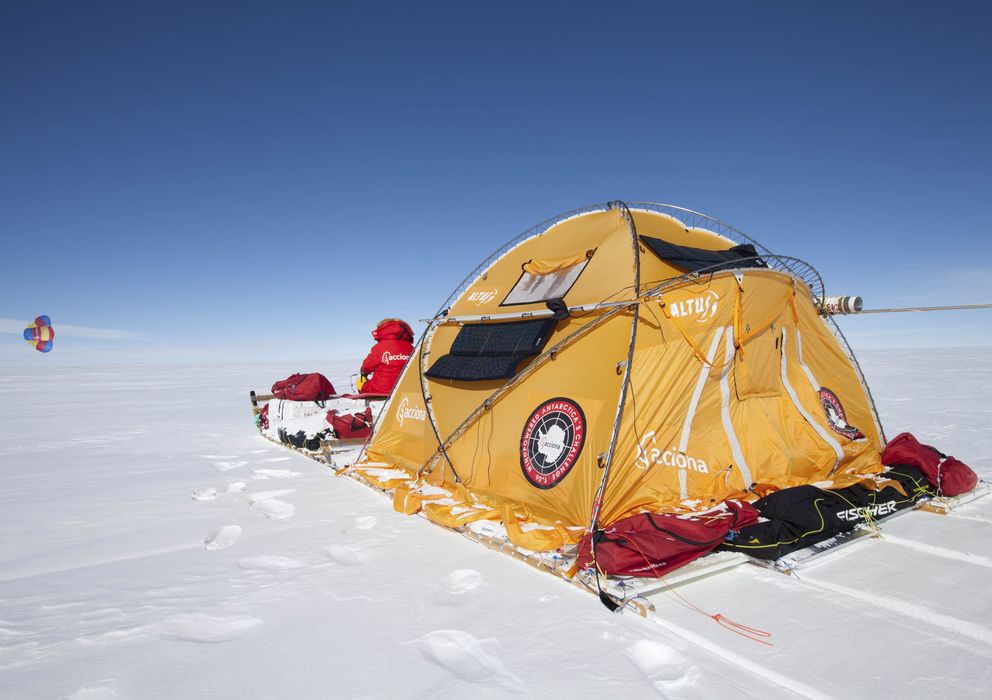 Foto: Trineo de viento en la expedición Acciona Windowerred Antártida 2011-2012. (Tierras Polares)