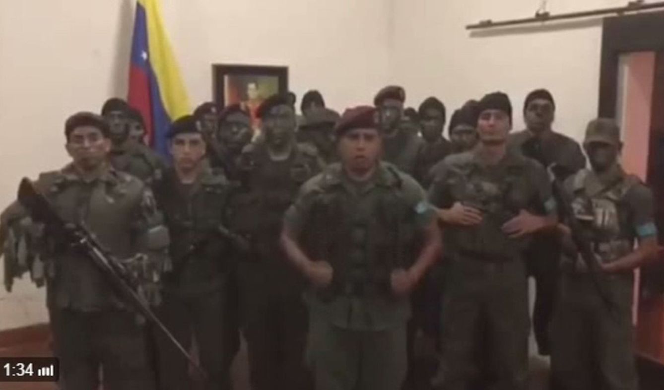 Captura de un vídeo publicado por la LaOfensiva 113k# de un grupo de militares venezolanos sublevados. (EFE)