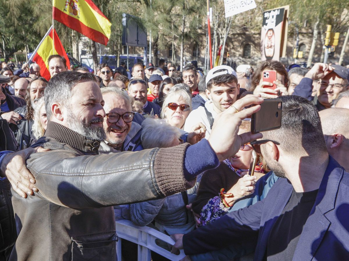 Foto: Abascal, sacándose una foto con un simpatizante. (EFE/Quique García)