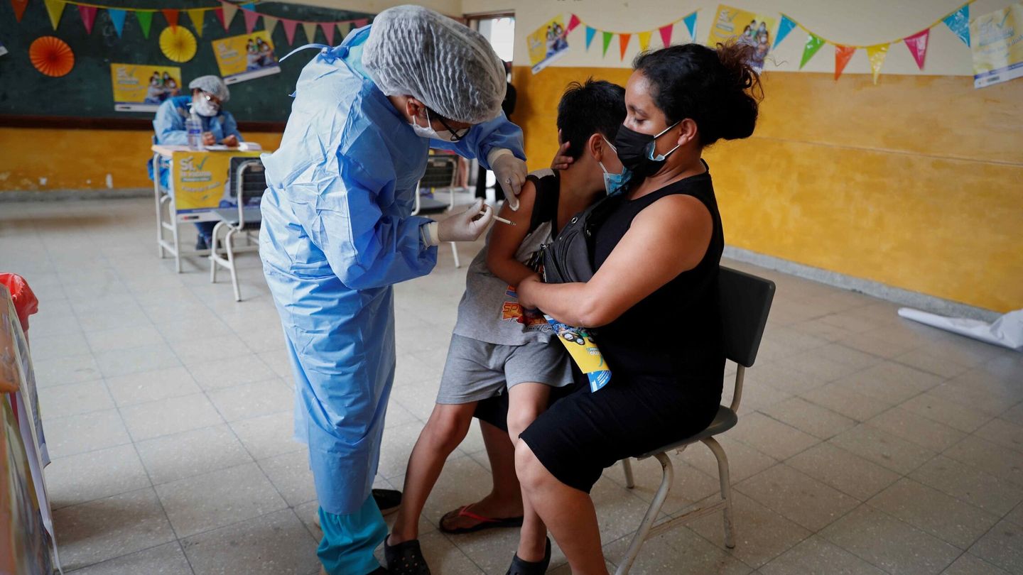 Vacunación de niños en Perú. (EFE/Paolo Aguilar) 