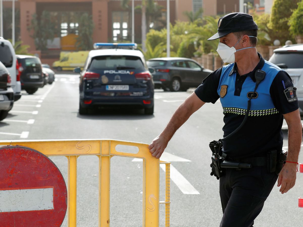 Foto: Un policía local de Tenerife se protege ante el coronavirus. (Reuters)