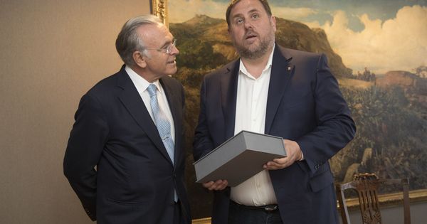 Foto: El vicepresidente del Govern y 'conseller' de Economía, Oriol Junqueras (d), y el presidente de la Fundación Bancaria la Caixa, Isidre Fainé. (EFE)