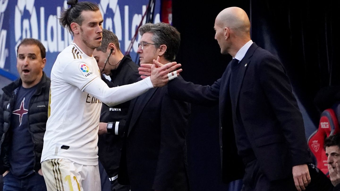 Bale saluda a Zidane tras ser sustituido durante el Osasuna-Real Madrid. (Reuters)