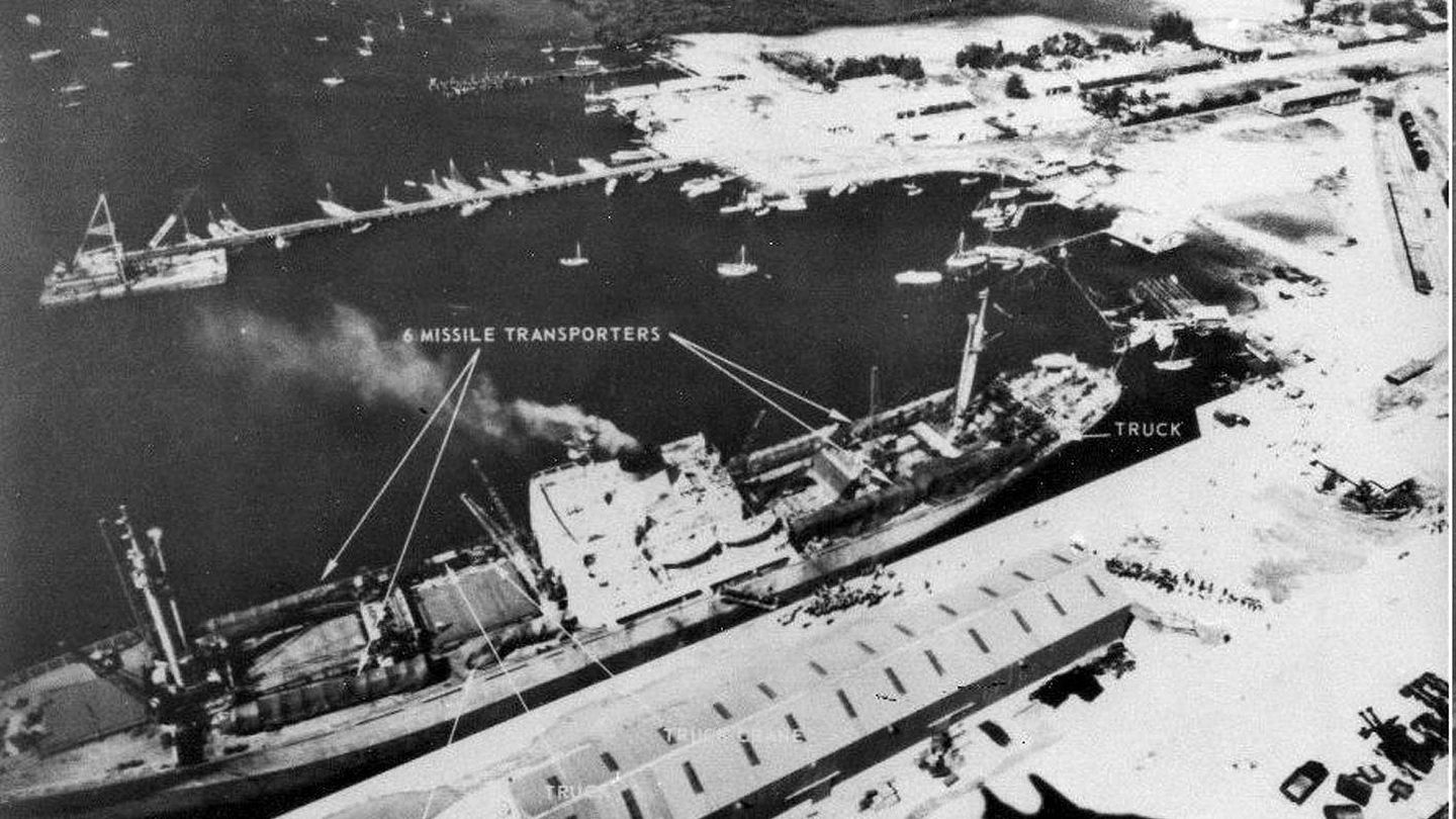 Fotografía facilitada por el Departamento de Defensa de EEUU que muestra el avión de reconocimiento RF-101 Voodoo (cuya sombra se proyecta en el lado derecho de la foto) en el momento de divisar embarcaciones rusas que transportaban misiles en el puerto de Casilda, Cuba, el 6 de noviembre de 1962.